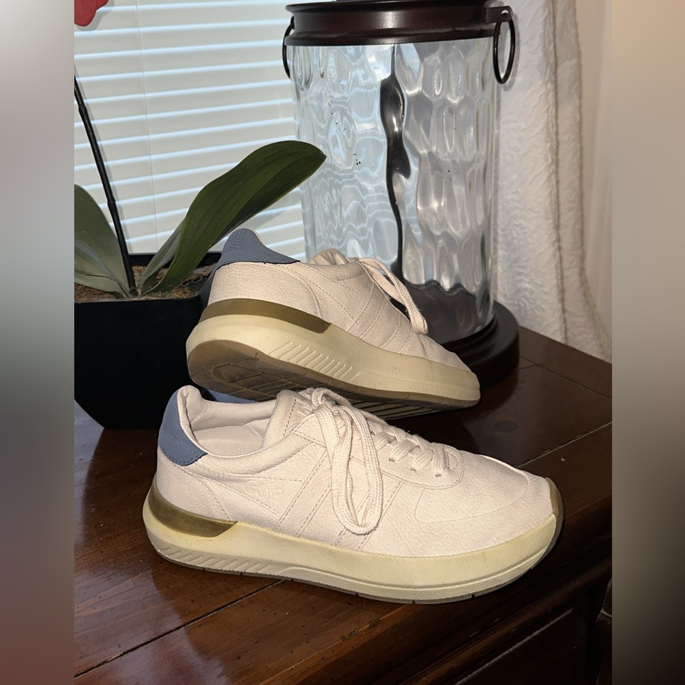 Gola Women's Cream and Gold Sneakers